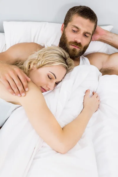 Casal dormindo na cama — Fotografia de Stock