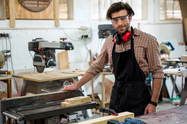 Carpenter poserar med sitt hantverk — Stockfoto