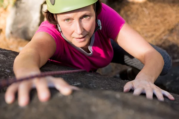 Kadın kaya tırmanışı — Stok fotoğraf