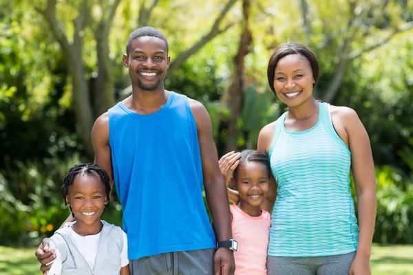 Familia feliz posando juntos — Foto de Stock