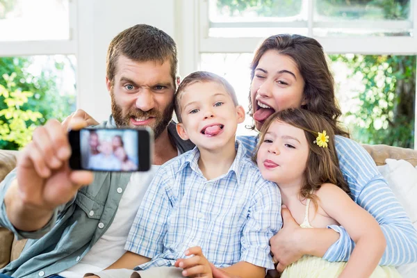 Família feliz tomando uma selfie — Fotografia de Stock