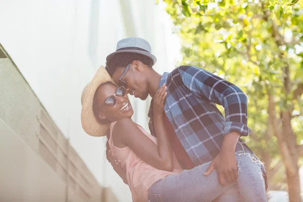 Jovem casal dançando — Fotografia de Stock