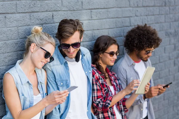 Amici appoggiati al muro — Foto Stock