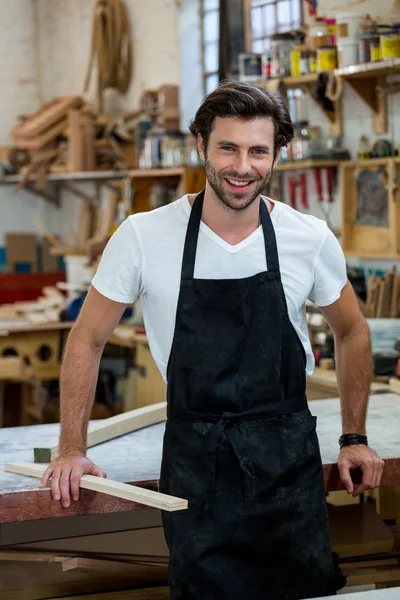 Carpenter poserar med sitt hantverk — Stockfoto