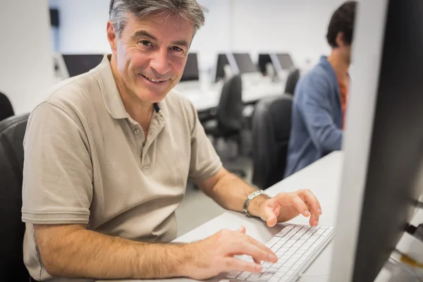 Портрет щасливого професора, який працює на комп'ютері — стокове фото
