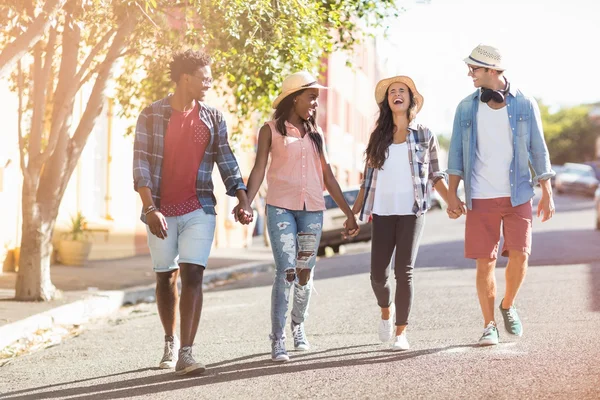 Amici che camminano mano nella mano — Foto Stock