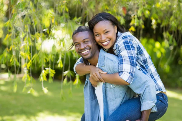 Lyckliga par poserar tillsammans — Stockfoto