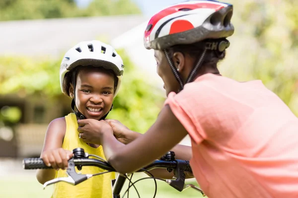 Famiglia felice indossando un casco — Foto Stock