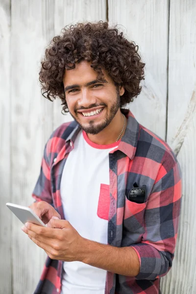Молодой человек с помощью мобильного телефона — стоковое фото