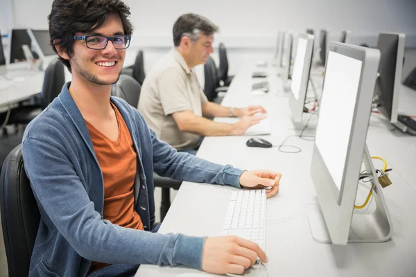 Portret van gelukkig student met behulp van computer — Stockfoto