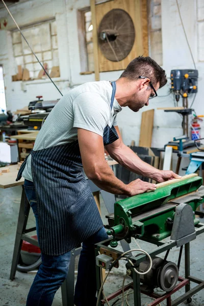 Schreiner arbeitet an seinem Handwerk — Stockfoto