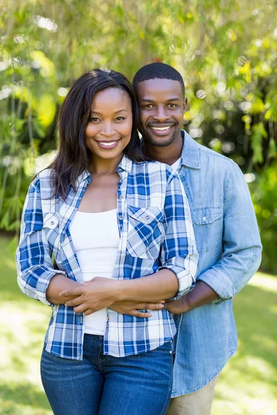 Couple heureux posant ensemble — Photo