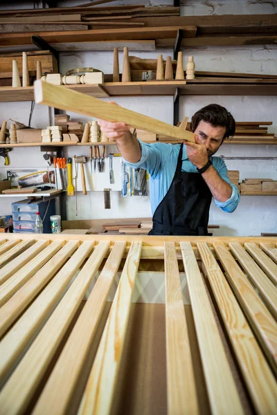 Schreiner arbeitet an seinem Handwerk — Stockfoto