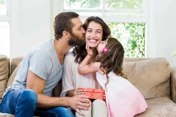 Madre recibiendo un regalo de su marido y su hija —  Fotos de Stock