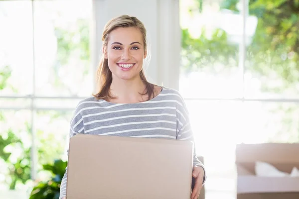 Retrato de mujer joven sosteniendo cajas de cartón — Foto de Stock