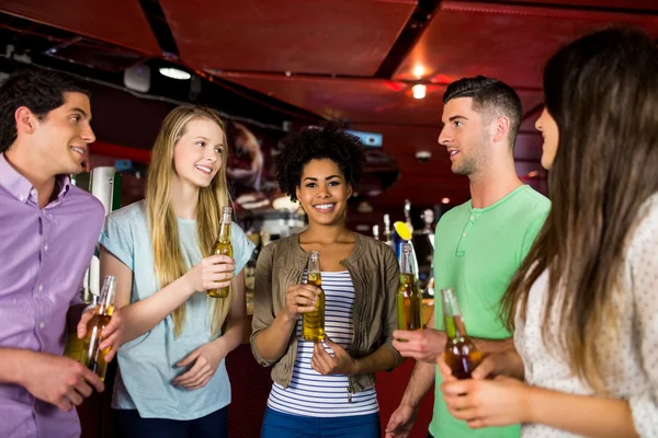 Amigos bebendo cerveja — Fotografia de Stock