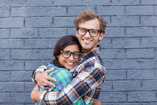 Junges Paar umarmt sich — Stockfoto