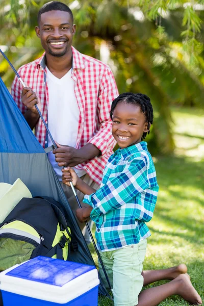 Gelukkige familie samen poseren — Stockfoto