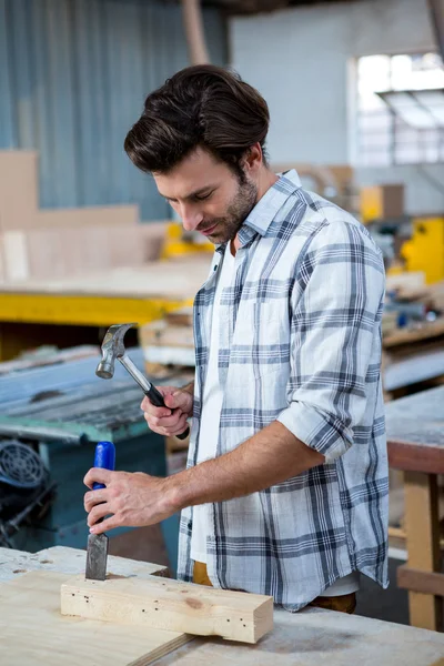 Carpenter working on his craft — Stock Photo, Image