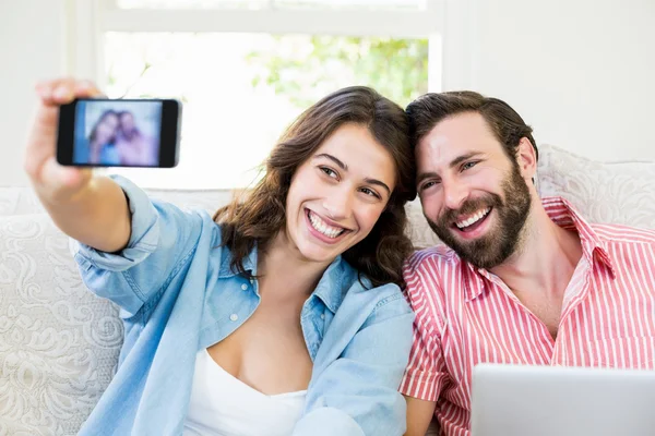 Par med en selfie på mobiltelefon — Stockfoto