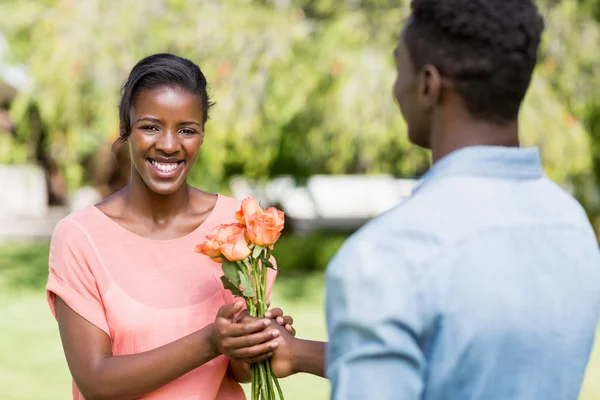 Femme heureuse ayant des fleurs — Photo