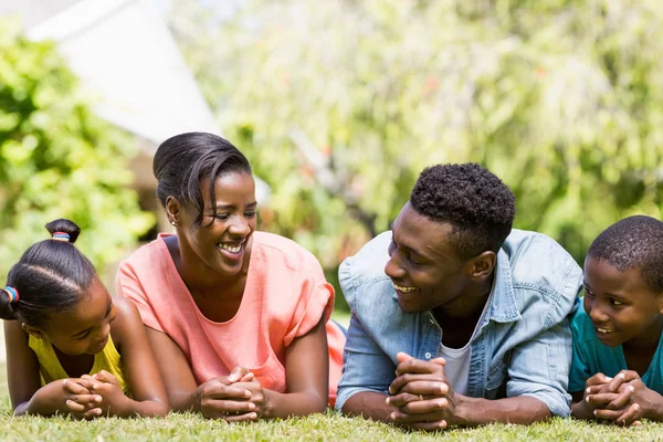 Familia feliz riéndose juntos — Foto de Stock