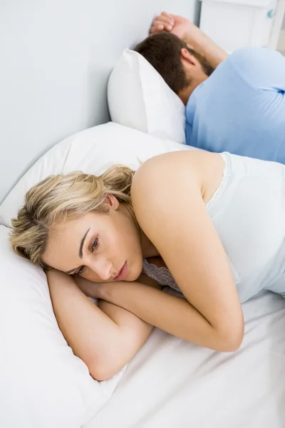 Donna arrabbiata con l'uomo dopo una rissa sul letto — Foto Stock