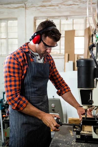 Schreiner arbeitet an seinem Handwerk — Stockfoto