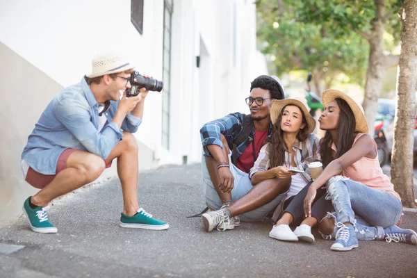 Homme prenant des photos de ses amis — Photo