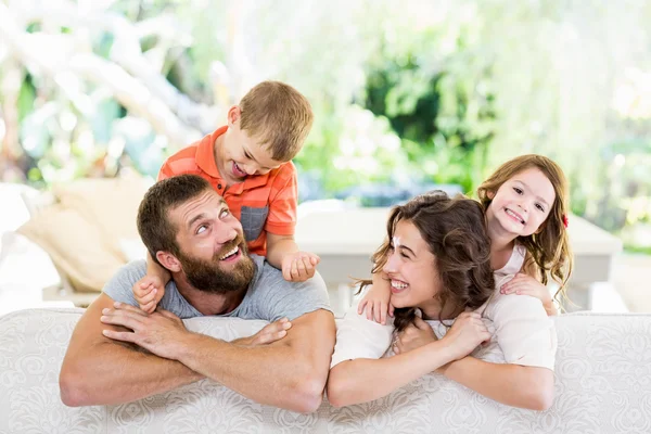 Genitori che danno a cavalluccio ai loro figli — Foto Stock