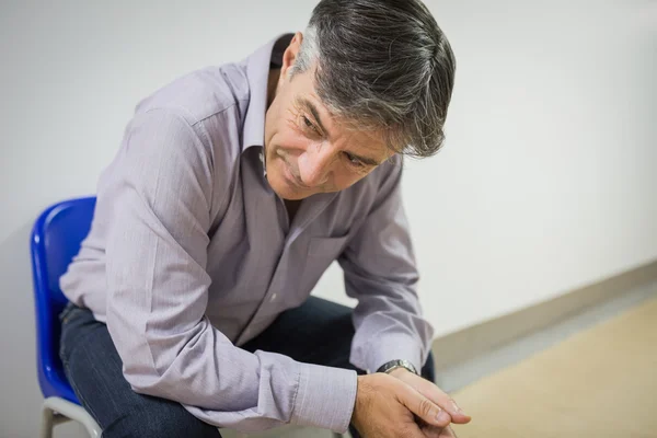 Professeur réfléchi assis sur la chaise — Photo