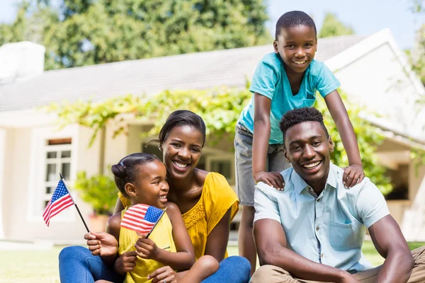 Familia feliz mostrando bandera de EE.UU. — Foto de Stock