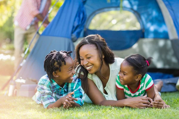 Familia feliz posando juntos — Foto de Stock