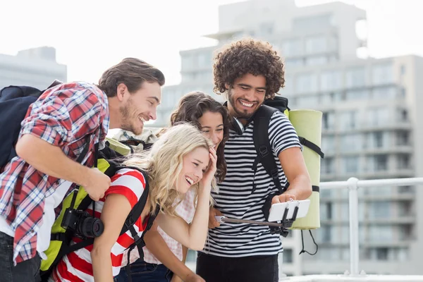 Grupo de amigos tomando selfie con selfie stick — Foto de Stock