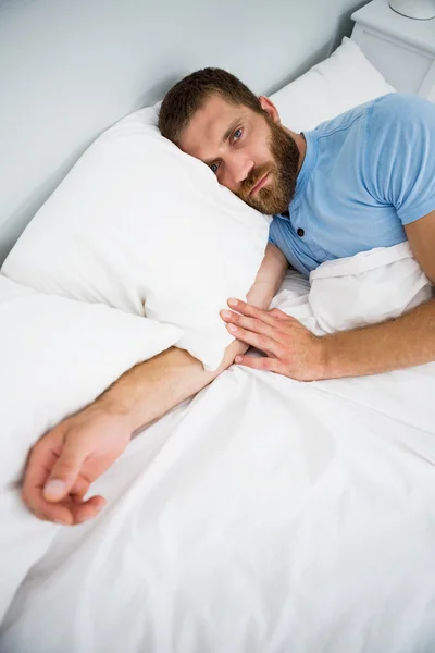 Mann schläft im Bett — Stockfoto