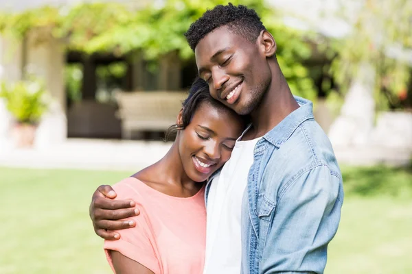 Couple heureux posant ensemble — Photo