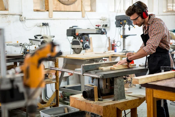 Schreiner arbeitet an seinem Handwerk — Stockfoto