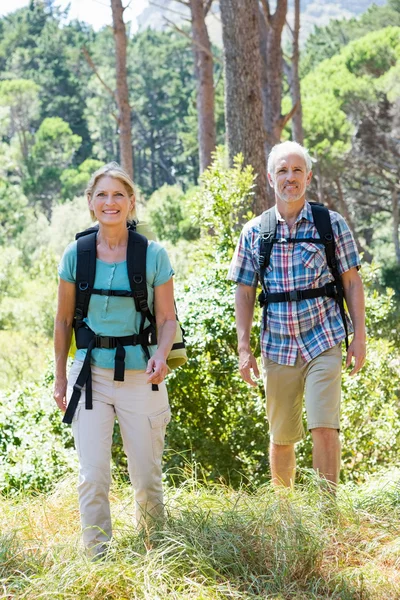 Senior couple debout — Photo