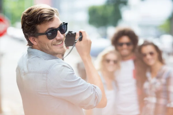 Hombre tomando fotos de sus amigos — Foto de Stock