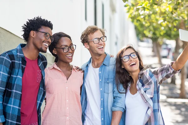 Prieteni care fac selfie pe un telefon mobil — Fotografie, imagine de stoc