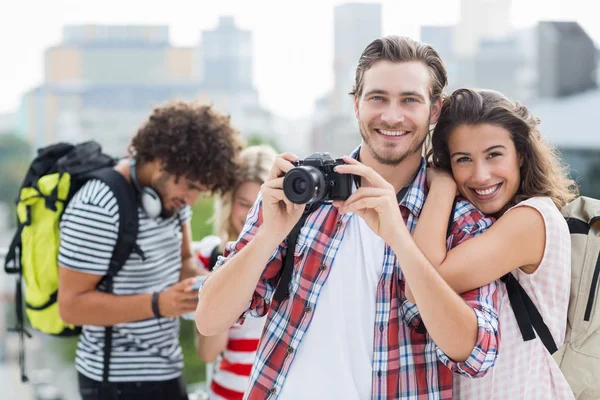 Jeune couple prenant des photos — Photo