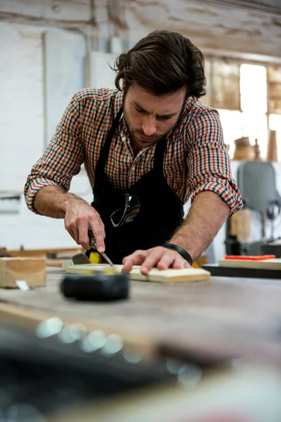 Charpentier travaillant sur son métier — Photo