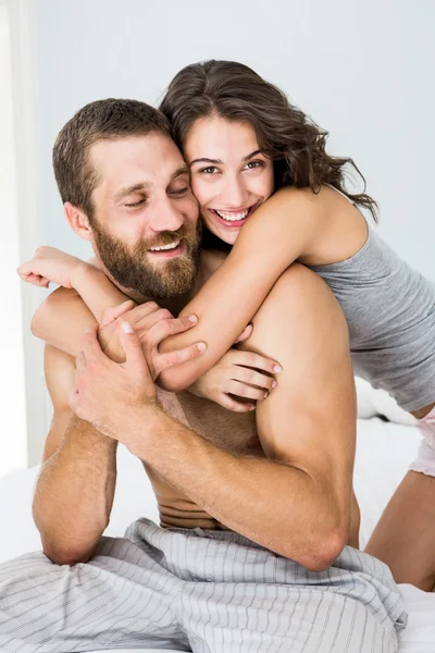 Jovem casal abraçando na cama — Fotografia de Stock