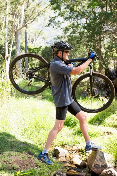 Mann nimmt sein Fahrrad — Stockfoto