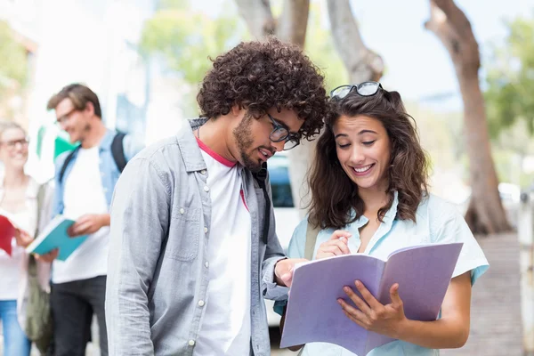 Studenti lettura libro — Foto Stock