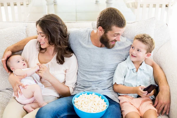 Familia divirtiéndose mientras ve la televisión — Foto de Stock