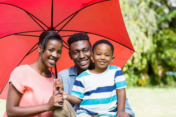 Glückliche Familie posiert zusammen — Stockfoto