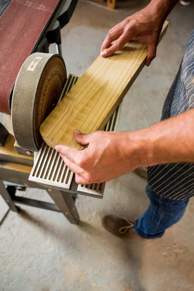 Carpenter working on his craft — Stock Photo, Image