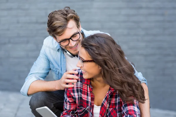 Jeune couple interagissant entre eux — Photo