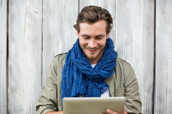 Hombre joven usando tableta digital —  Fotos de Stock